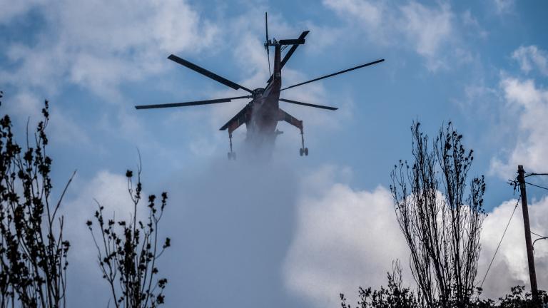 Φωτιά ξέσπασε πριν από λίγη ώρα στην Κορινθία. Συγκεκριμένα το πύρινο μέτωπο βρίσκεται στην περιοχή του Ρυτού κοντά στο Σοφικό και την περιοχή Βλασαίικα. Έχουν κινητοποιηθεί επίγειες δυνάμεις με 16 οχήματα και 26 πυροσβέστες και συνεχίζεται η ενίσχυση του μετώπου. Μάλιστα δεν αποκλείεται να γίνουν και ρίψεις από αέρος σε περίπτωση που κριθεί απαραίτητο από την εξέλιξη της πυρκαγιάς.