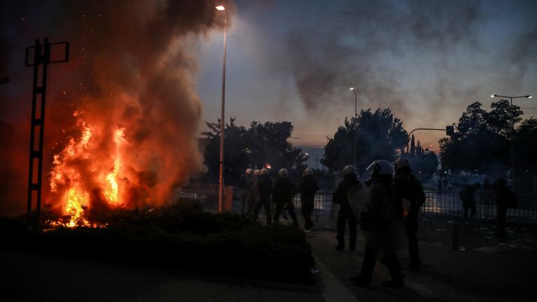 Όλα ξεκίνησαν όταν ένας από τους διαδηλωτές με την ελληνική σημαία, πήρε ένα καρεκλάκι και έκατσε στη μέση του δρόμου,απαιτώντας να διακοπεί η κυκλοφορία στη Λεωφόρο Νίκης, ώστε να βγουν στο οδόστρωμα οι υπόλοιποι διαδηλωτές. Όταν οι αστυνομικοί τον πλησίασαν για να τον απομακρύνουν, καθώς είναι επικίνδυνο, άρχισε να καλεί τους υπόλοιπους να κατέβουν στο οδόστρωμα.