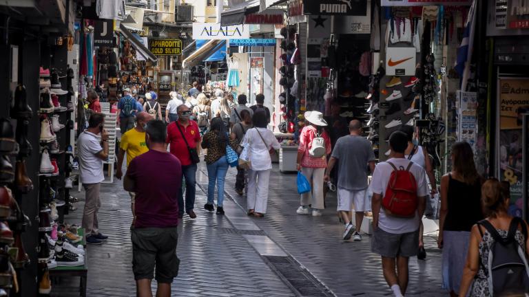 Τα νέα εργαστηριακά επιβεβαιωμένα κρούσματα της νόσου που καταγράφηκαν τις τελευταίες 24 ώρες είναι 1.100 , εκ των οποίων 6 εντοπίστηκαν κατόπιν ελέγχων στις πύλες εισόδου της χώρας.  Ο συνολικός αριθμός των κρουσμάτων ανέρχεται σε 645.969 (ημερήσια μεταβολή +0.2%), εκ των οποίων 50.9% άνδρες. Ο αριθμός των ασθενών που νοσηλεύονται διασωληνωμένοι είναι 337 (63.5% άνδρες). Η διάμεση ηλικία τους είναι 65 έτη. To 81.6% έχει υποκείμενο νόσημα ή/και ηλικία 70 ετών και άνω. Μεταξύ των ασθενών που νοσηλεύονται δια