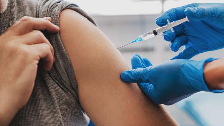 Μετά από λίγη ώρα η 61χρονη γυναίκα επέστρεψε στο εμβολιαστικό κέντρο, παρέδωσε τη σύριγγα και ζήτησε συγγνώμη