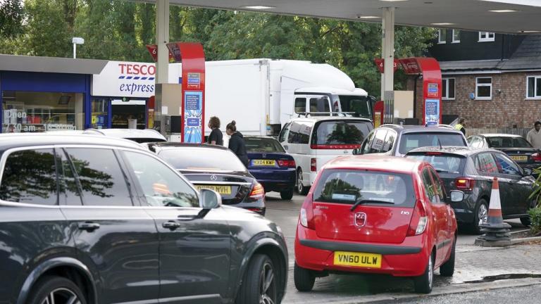 Βρετανία: Οι εργαζόμενοι πρώτης γραμμής ζητούν να έχουν προτεραιότητα στον ανεφοδιασμό στα βενζινάδικα