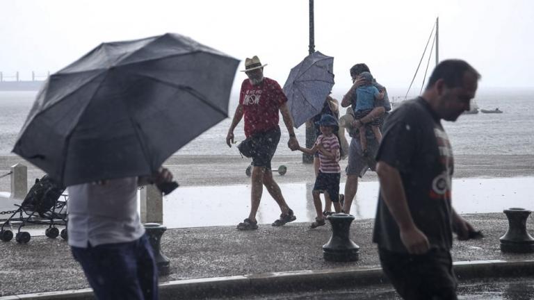 Ένα ψυχρό μέτωπο θα διασχίσει τη χώρα, φέρνοντας τοπικά ισχυρές βροχές και πτώση της θερμοκρασίας