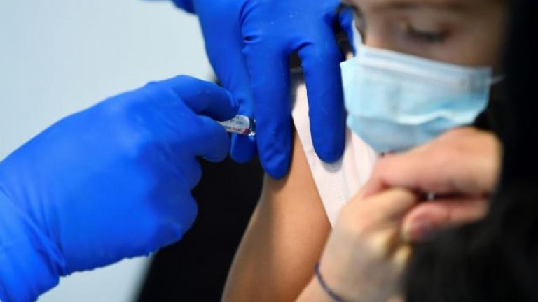 «Να κάνουν το εμβόλιο ανεπιφύλαχτα τα παιδιά άνω των 12 ετών» συστήνει ο καθηγητής πνευμονολογίας