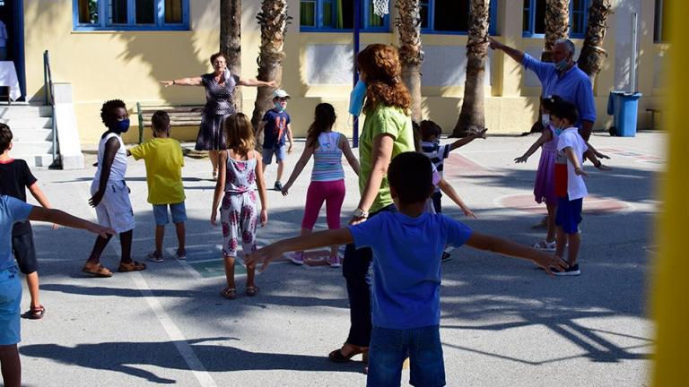 Εφιαλτική είναι η πρόβλεψη παιδιάτρου για το άνοιγμα των σχολείων