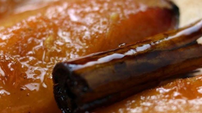 Κυδώνια ψητά με γλυκό κρασί, πορτοκάλι και μπαχαρικά