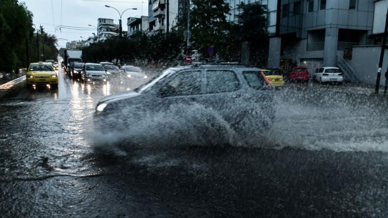 Κακοκαιρία Μπάλλος: Περισσότερες από 250 κλήσεις έχει λάβει η Πυροσβεστική στην Αττική