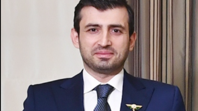 Ήρωας σε παιδικό βιβλίο στο Αζερμπαϊτζάν έγινε ο Σελτζούκ Μπαϊρακτάρ, κατασκευαστής των τουρκικών drone