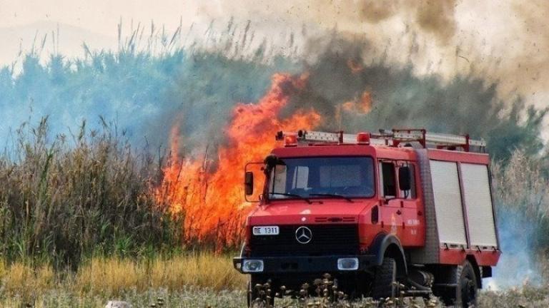 Φωτιά έξω από το στρατιωτικό αεροδρόμιο του Αράξου