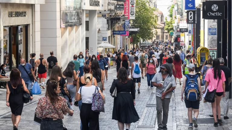 Αυξημένοι είναι οι αριθμοί, τόσο των κρουσμάτων όσο και των διασωληνωμένων και των εισαγωγών στα νοσοκομεία τις τελευταίες μέρες, έφερε στο προσκήνιο το ζήτημα λήψης νέων μέτρων. Από την εβδομάδα που έρχεται θα γίνει μια σειρά συσκέψεων, των ειδικών και της κυβέρνησης, προκειμένου να καταλήξουν στα νέα μέτρα. Στα μέτρα που εξετάζονται είναι: •	Περαιτέρω περιορισμοί σε μεικτούς εξωτερικούς χώρους (εστιατόρια/καφέ/μπαρ) •	Πιο αυστηρά πρωτόκολλα για τους εξωτερικούς χώρους που περικλείονται  •	Δύο rapid test τ