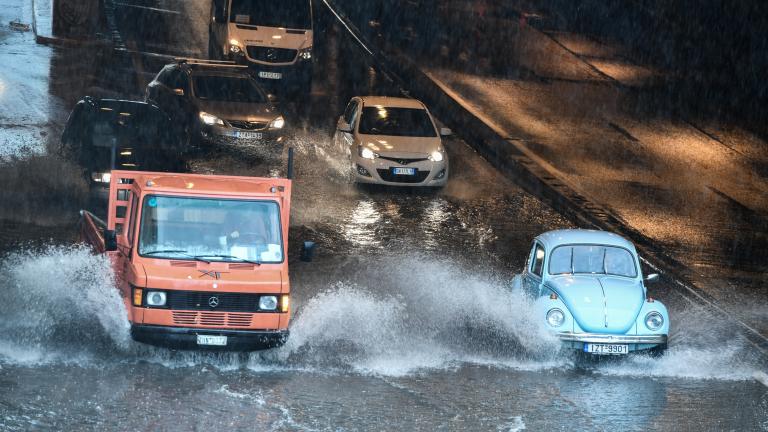 Κακοκαιρία Μπάλλος: Έκλεισε τμήμα της Κηφισίας λόγω συσσώρευσης νερού