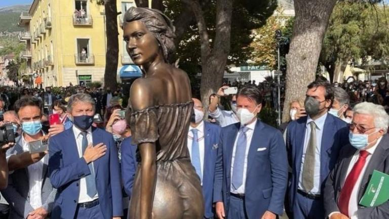 Ένα σέξι δημόσιο μνημείο πυροδοτεί αντιδράσεις στην Ιταλία