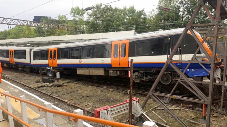 Βρετανία: Δύο τρένα συγκρούστηκαν μέσα σε σήραγγα -13 τραυματίες