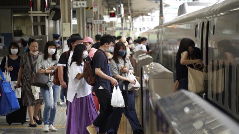 Στους 17 ανέρχονται οι τραυματίες από την επίθεση με μαχαίρι και την πυρκαγιά που προκάλεσε σήμερα ένας νεαρός μέσα σε τρένο στο Τόκιο, σύμφωνα με τα τοπικά μέσα ενημέρωσης.  Ένα βίντεο που τραβήχτηκε μέσα στον συρμό και αναρτήθηκε στο Twitter δείχνει τους πανικόβλητους επιβάτες να τρέχουν μέσα στο τρένο για να γλιτώσουν από τις φλόγες και τους καπνούς.  Σε άλλο βίντεο οι επιβάτες βγαίνουν από τα παράθυρα του τρένου της γραμμής Κεϊό, το οποίο έχει ακινητοποιηθεί σε έναν σταθμό, στα δυτικά προάστια της ιαπων