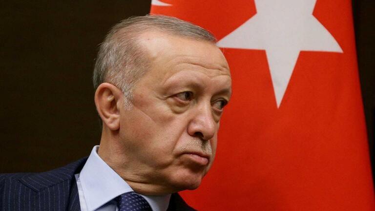 Η λίρα καταρρέει και ο Ερντογάν απολύει μέλη της επιτροπής νομισματικής πολιτικής