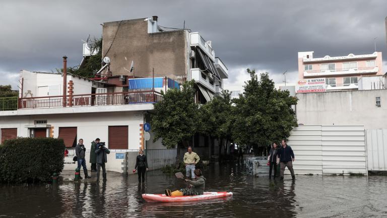 Βροχές και καταιγίδες αναμένονται από την κακοκαιρία «Μπάλλος» κατά το υπόλοιπο της σημερινής μέρας, οι οποίες που θα είναι ισχυρότερες στη Θράκη, στη Μακεδονία, στη Στερεά, στην Πελοπόννησο, στο Νότιο Ιόνιο και στο Βόρειο και Ανατολικό Αιγαίο. Τα φαινόμενα σταδιακά θα περιοριστούν κατά κύριο λόγο στα βόρεια και δυτικά τμήματα της χώρας.     Πιθανότητα χαλαζοπτώσεων υπάρχει σε Αιγαίο και Ιόνιο, καθώς και σε παράκτιες περιοχές της Πελοποννήσου, της Ανατολικής Στερεάς και ενδεχομένως της Χαλκιδικής. Στα ανατο