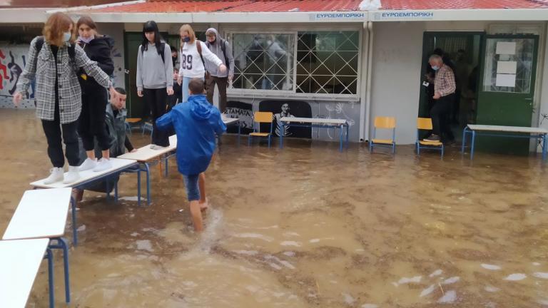 Πλημμύρισε σχολικό συγκρότημα Φιλαδέλφεια - Μαθητές ανέβηκαν στα θρανία