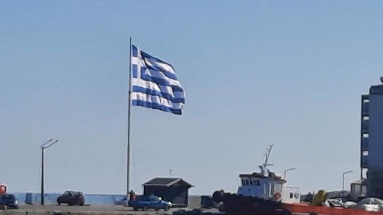 Έπαρση σημαίας 150 τ.μ. στο λιμάνι της Χίου