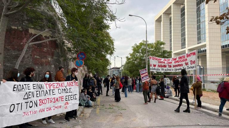 Μετ’ εμποδίων ξεκίνησε η δίκη για τη δολοφονία του Ζακ Κωστόπουλου – Στο εδώλιο οι πέντε από τους έξι κατηγορούμενους