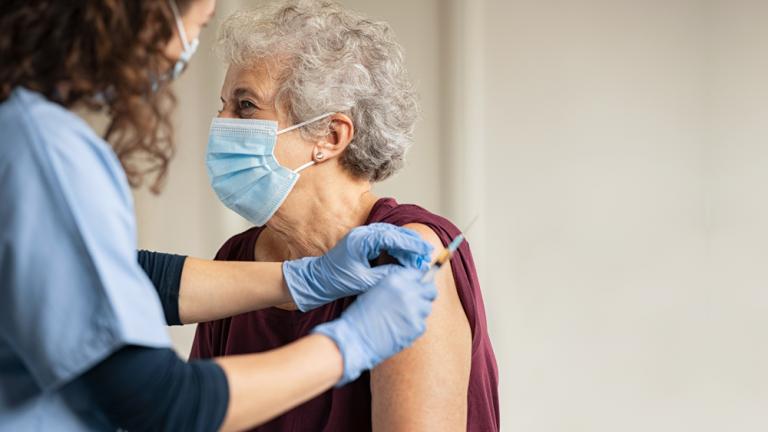 Μόνο με 3η δόση σε κλειστούς χώρους οι άνω των 65; 