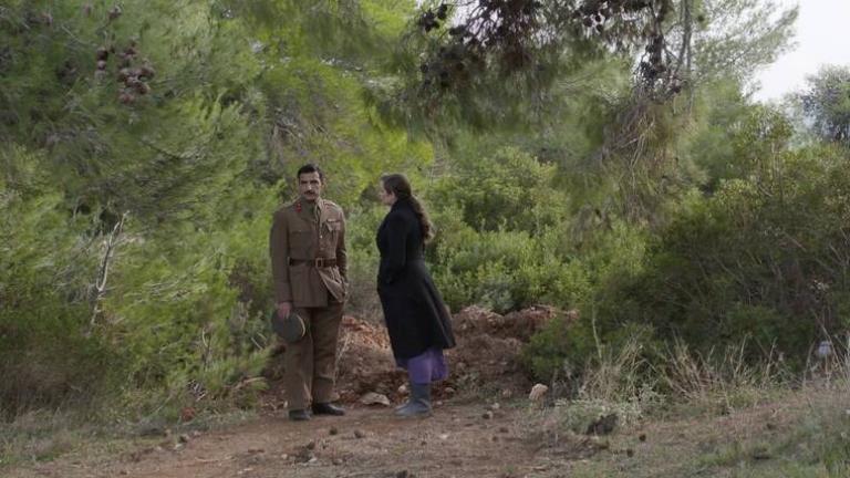 Άγριες μέλισσες (29/11): Μια απρόσμενη επίσκεψη στο χωριό θα φέρει τα πάνω κάτω!