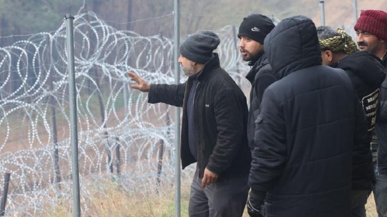 Η Πολωνία καταγγέλλει: Η Λευκορωσία μεταφέρει μετανάστες στα σύνορα με φορτηγά και τους εξωθεί να τα διασχίσουν