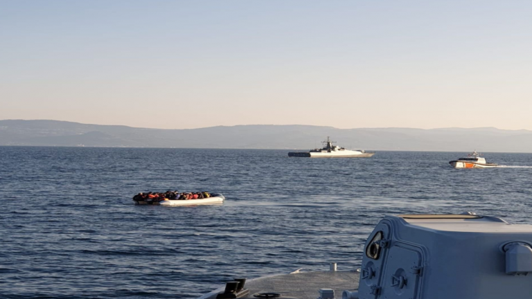 Η τουρκική ακτοφυλακή κατευθύνει λέμβο με πρόσφυγες στα ελληνικά χωρικά ύδατα ανατολικά της Λέσβου (ΒΙΝΤΕΟ)