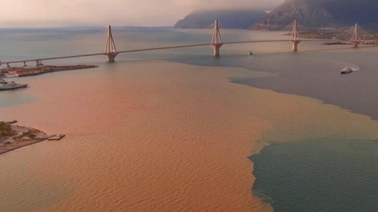 Γέμισε λάσπη η θάλασσα στο Ρίο - Εντυπωσιακές εικόνες 