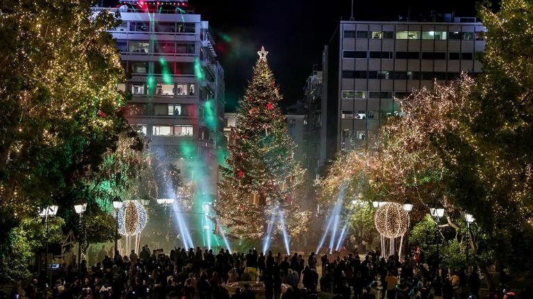 Φωταγωγήθηκε το χριστουγεννιάτικο δέντρο στην πλατεία Συντάγματος