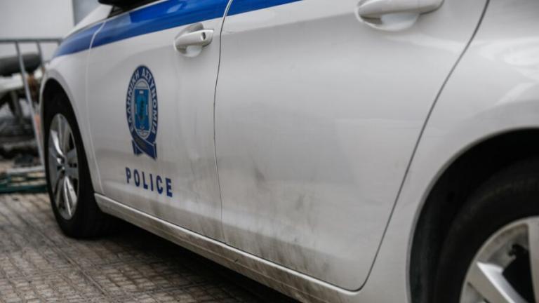 Επίθεση στην Τροχαία Πειραιά - Κοντάρια με πυρσούς και δοχεία με εύφλεκτο υγρό εντοπίστηκαν στα σπίτια των δύο συλληφθέντων 