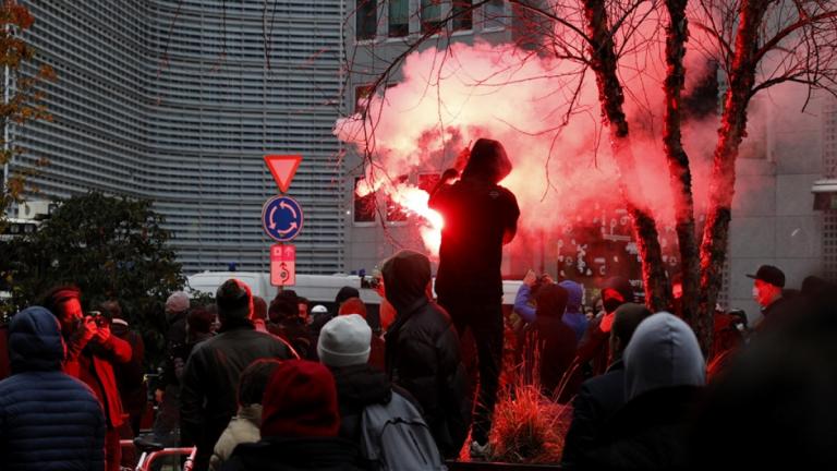 Σκηνές χάους επικρατούν στο κέντρο της πόλης μετά τα επεισόδια που ξέσπασαν στις Βρυξέλλες, το μεσημέρι της Κυριακής, κατά τη διάρκεια διαδήλωσης κατά των μέτρων για την προστασία από τον κορωνοϊό.  Σύμφωνα με το rtbf, το οποίο επικαλείται το δίκτυο VRT, μία ομάδα εκτόξευσε προς την πλευρά των αστυνομικών κροτίδες. Οι αρχές απάντησαν με κανόνια νερού και δακρυγόνα.  Όπως αναφέρουν τα βελγικά μέσα, περίπου 35.000 ξεκίνησαν την πορεία από το σιδηροδρομικό σταθμό "Gare du Nord" για να διαμαρτυρηθούν κατά του c
