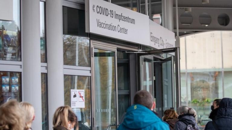 Κλιμακώνεται στη Γερμανία η συζήτηση για τον υποχρεωτικό εμβολιασμό κατά της Covid-19
