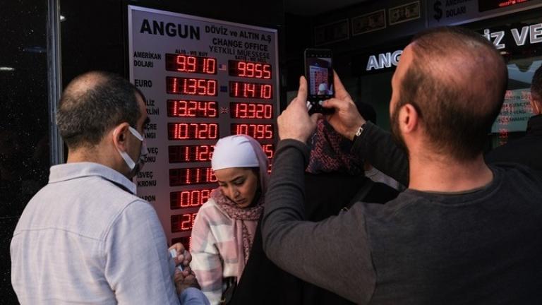 Τουρκία: Σε νέο χαμηλό επίπεδο ρεκόρ η λίρα μετά την άνοδο του πληθωρισμού στις ΗΠΑ