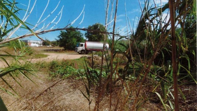 Ρύπανση από ανεξέλεγκτη απόρριψη λυμάτων σε ρέμα που καταλήγει στη λίμνη Κορώνεια