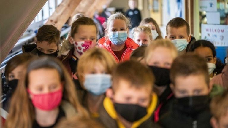 Ολλανδία: Εξετάζεται το κλείσιμο των σχολείων μία εβδομάδα νωρίτερα για τα Χριστούγεννα