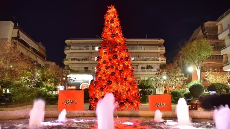 Εορταστικό χρώμα στο Γαλάτσι από το ΣΚΡΑΤΣ – Στόλισε την πλατεία Μανδηλαρά με ένα κατακόκκινο χριστουγεννιάτικο δέντρο