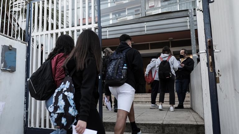 Δύο χρόνια φυλακή και πρόστιμο για γονείς που δεν αφήνουν τα παιδιά τους να πάνε σχολείο