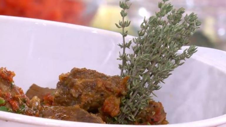 Χοιρινό κρασάτο στη γάστρα, με στικς γλυκοπατάτας