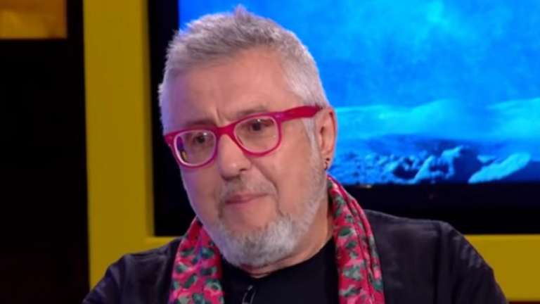 Έρευνα για υλικό στα σπίτια του-Λίγο πριν τις 16:00, ο πρώην συμπαρουσιαστής του «Ράδιο Αρβύλα» παραδόθηκε στην αστυνομία, συνοδευόμενος από τον δικηγόρο του