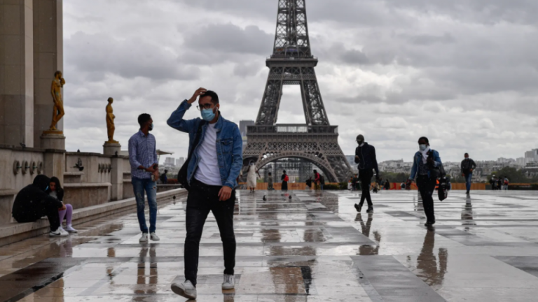 Γαλλία: Πάνω από το 1/3 των κρουσμάτων στο Παρίσι συνδέεται με την Όμικρον