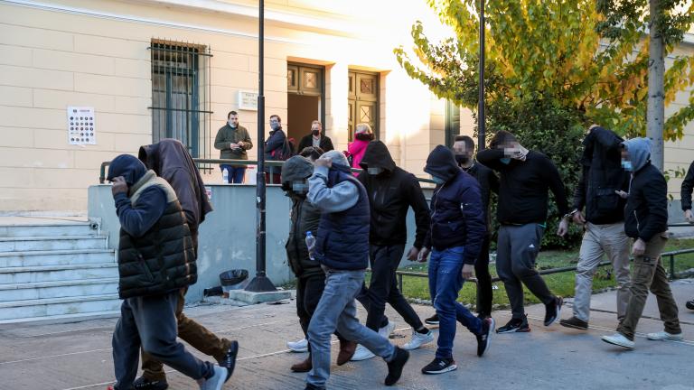 Νέα στοιχεία για το κύκλωμα των παράνομων ελληνοποιήσεων - 215 τα μέλη του εκ των οποίων 34 αστυνομικοί