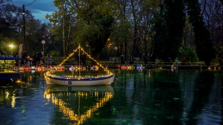 Τα καραβάκια των ευχών στην λίμνη της Αγίας Βαρβάρας στη Δράμα