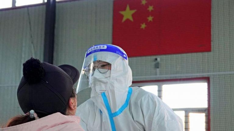 Κίνα: Οι αρχές της χώρας ενέκριναν για πρώτη φορά μια θεραπεία για την covid-19