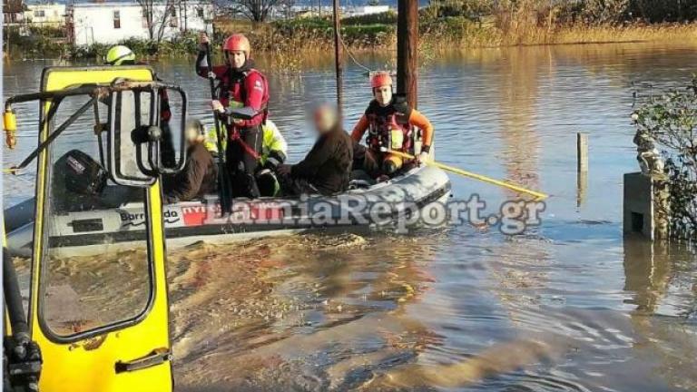 Λαμία: Με βάρκες και γκρέιντερ έσωσαν τους κάτοικους - Δείτε εικόνες