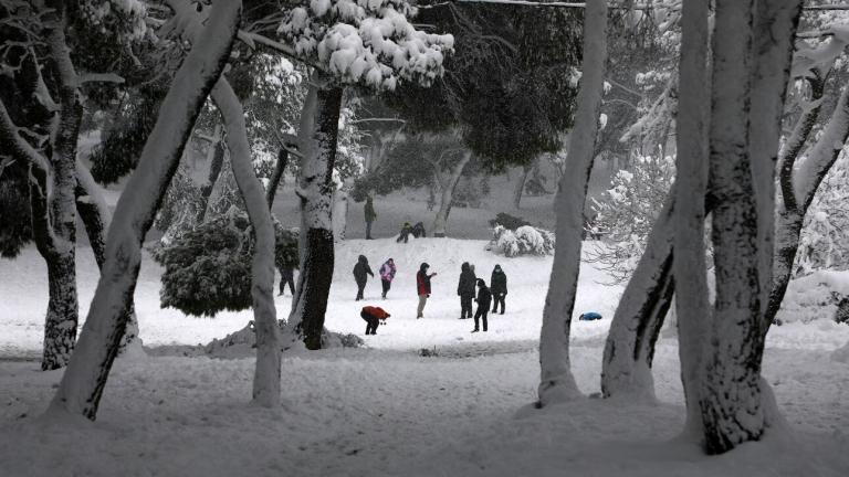 Λίγες νεφώσεις παροδικά αυξημένες στα δυτικά, τα νησιά του ανατολικού Αιγαίου, τα Δωδεκάνησα και την Κρήτη, με πρόσκαιρες τοπικές βροχές και νωρίς το πρωί λίγα χιόνια στα ορεινά της Κρήτης. Από το απόγευμα οι νεφώσεις στα κεντρικά και βόρεια θα αυξηθούν και θα σημειωθούν τοπικές βροχές και λίγα χιόνια στα ορεινά. Οι άνεμοι θα πνέουν δυτικοί βορειοδυτικοί 3 με 5, τοπικά έως 6 και στην Κρήτη και τα Δωδεκάνησα πρόσκαιρα έως 7 μποφόρ. Η θερμοκρασία θα παρουσιάσει άνοδο ως προς τις μέγιστες τιμές της και θα φτάσ