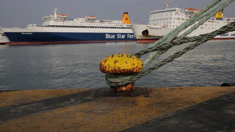 Δεμένα στα λιμάνια παραμένουν τα πλοία