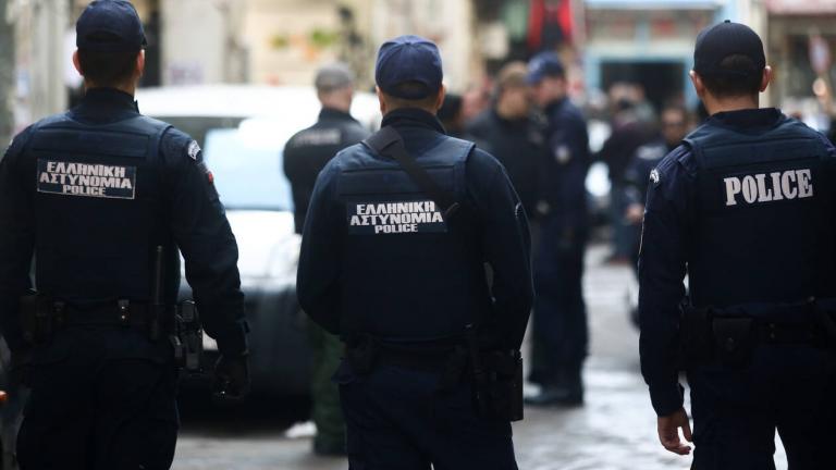 Δεκάδες αστυνομικοί εμπλέκονται στο κύκλωμα παράνομων ελληνοποιήσεων - Βρέθηκαν 320.000 ευρώ στο χρηματοκιβώτιο διοικητή τμήματος