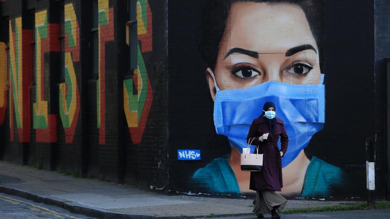 Αγώνας δρόμου με την "Όμικρον" για να κερδηθεί χρόνος