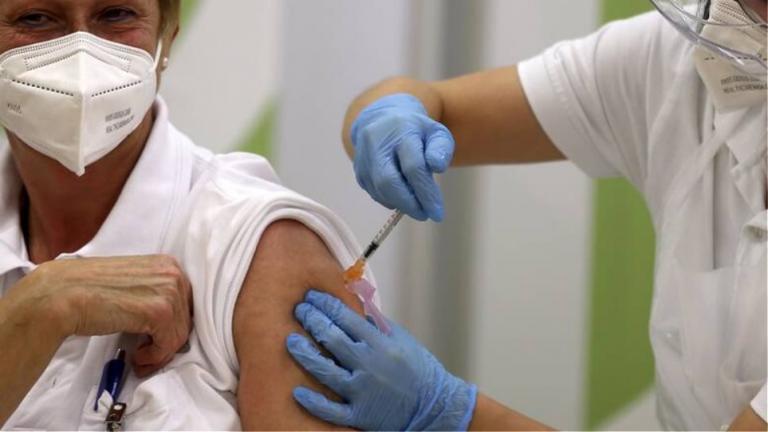 Ηλ. Μόσιαλος: Αποτελεσματική έναντι της μετάλλαξης «Όμικρον» η τρίτη δόση του εμβολίου