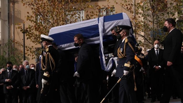 Με τιμές αρχηγού κράτους η ταφή του Κάρολου Παπούλια σήμερα στα Ιωάννινα