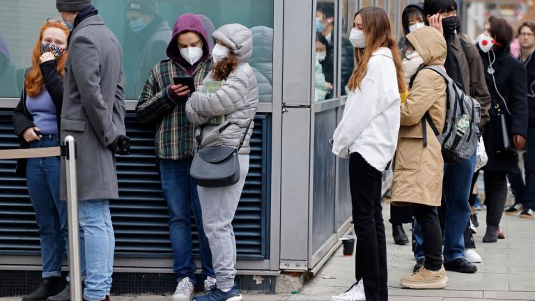 Έρευνα:  Μικρότερος κατά 40-45% ο κίνδυνος να χρειαστούν νοσηλεία όσοι προσβλήθηκαν από την Όμικρον